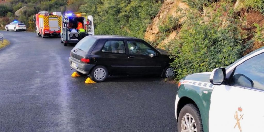 Herida la conductora de un vehículo al chocar contra un talud 2 Accidente en Monterrei por salida de vía