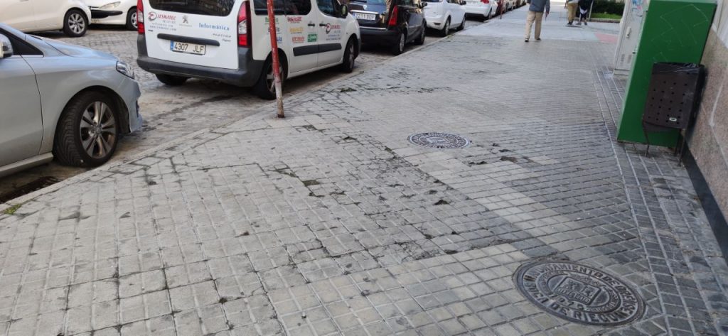 Los vecinos de Portocarreiro se quejan del estado de sus aceras 3 Acera de Portocarreiro