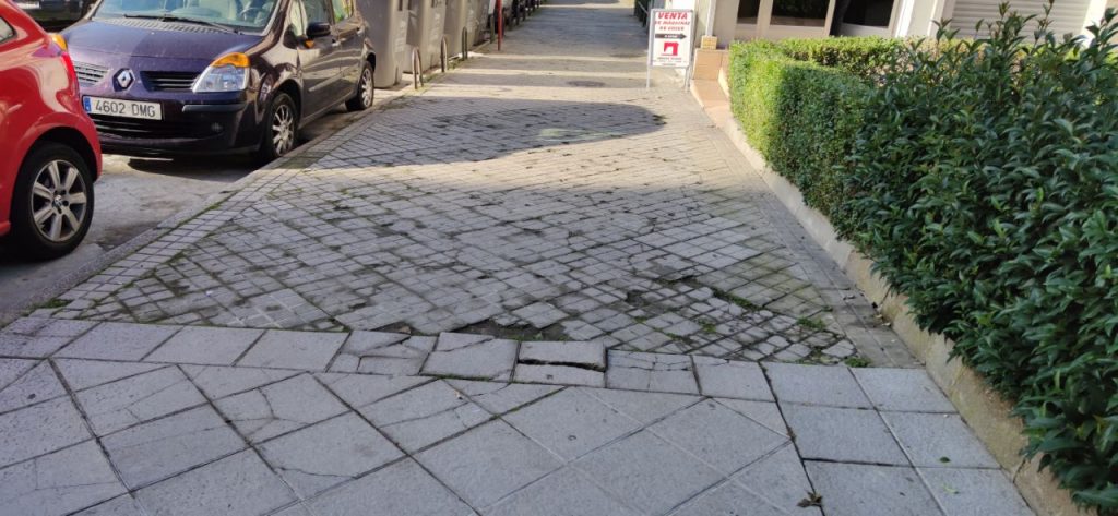 Los vecinos de Portocarreiro se quejan del estado de sus aceras 2 Acera de Portocarreiro en mal estado