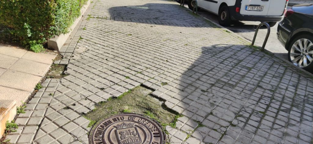 Los vecinos de Portocarreiro se quejan del estado de sus aceras 1 Aceras de Portocarreiro en mal estado