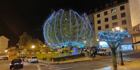 Árbol de Navidad junto a Mercadona