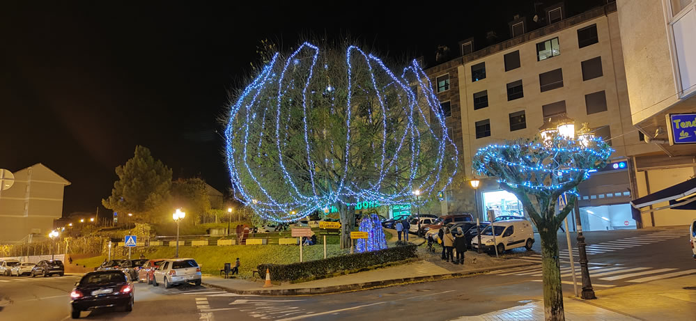 Fotos de la iluminación navideña en A Valenzá 10 Árbol de Navidad junto a Mercadona