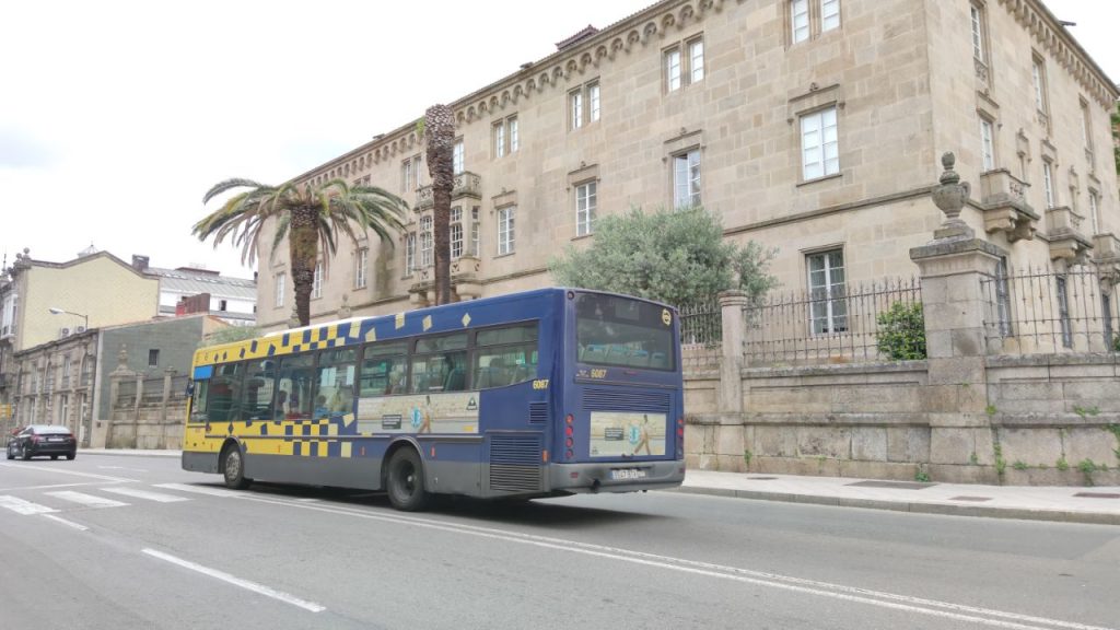 Autobús de Ourense junto al Obispado