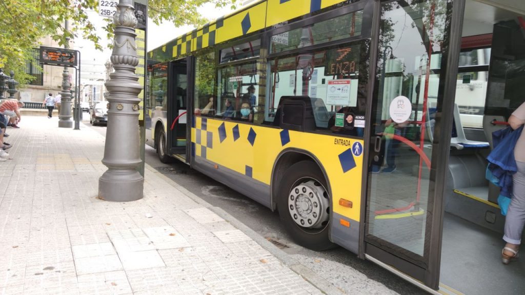 Autobús en parada de la Alameda