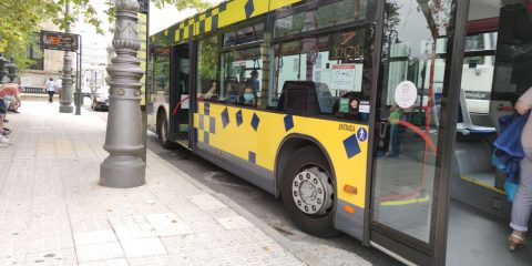 Autobús en parada de la Alameda