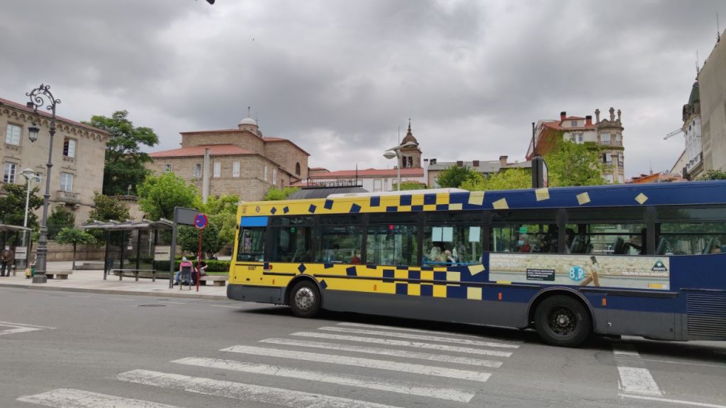 Autobús en parada de la Alameda