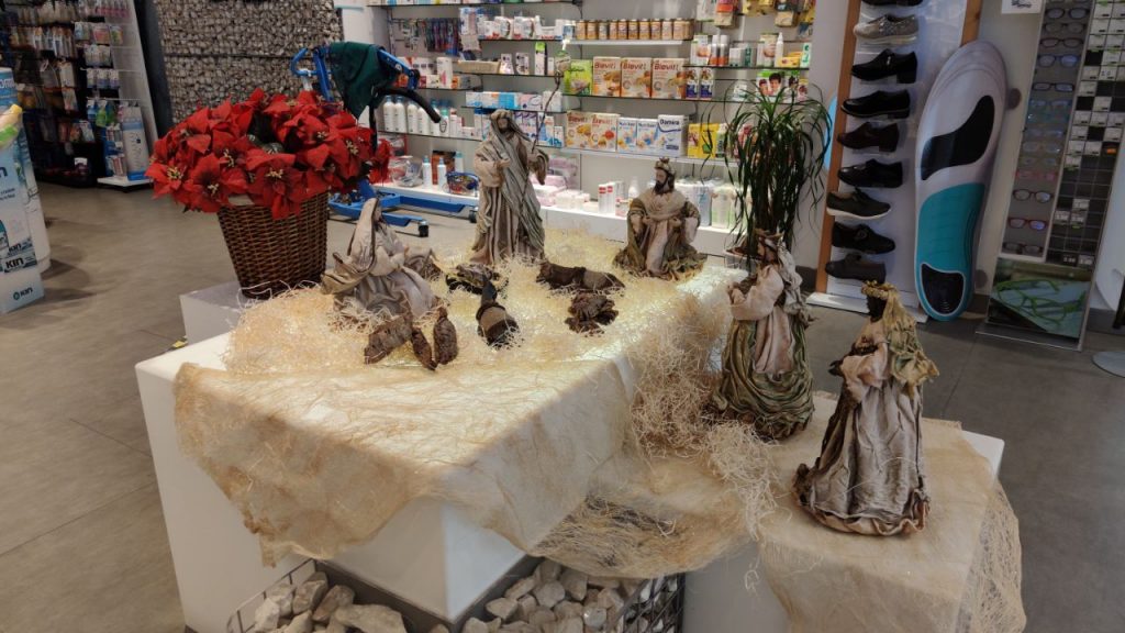 Blanca Navidad en el escaparate de la Farmacia Díaz Abella en Ourense 2 Belén en el interior Farmacia Díaz Abella