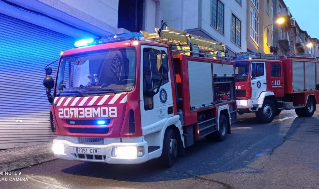 Bomberos en incendio Maceda