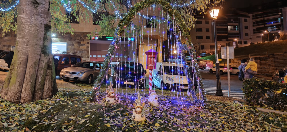 Fotos de la iluminación navideña en A Valenzá 9 Buzón de Santa Claus