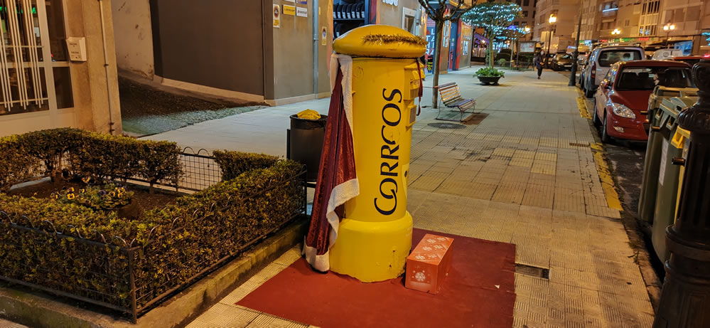 Fotos de la iluminación navideña en A Valenzá 12 Buzón de correos para enviar carta a Papa Noel y a los Reyes Magos