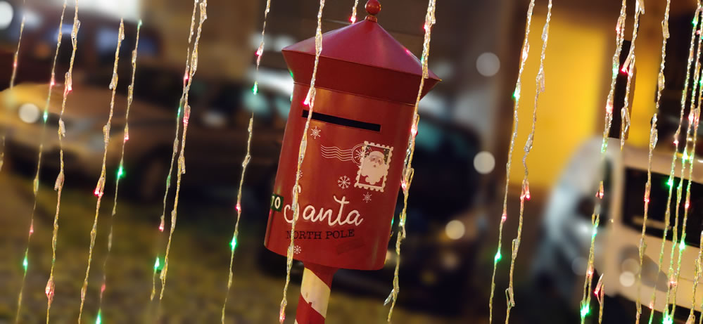 Fotos de la iluminación navideña en A Valenzá 8 Buzón para enviar la carta a Papa Noel