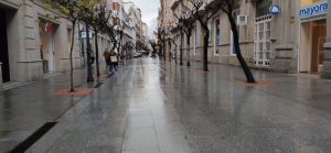 Calle Paseo mojada por la lluvia