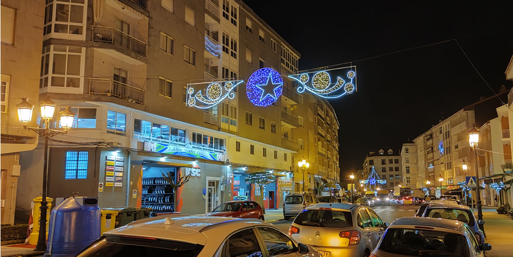 Fotos de la iluminación navideña en A Valenzá 2 Calle de A Valenzá iluminada en Navidad