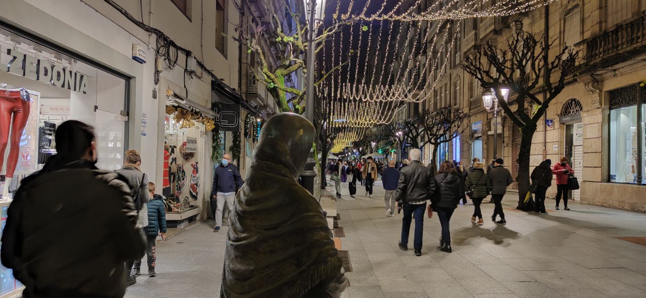 Calle del Paseo con estatua de la Lechera en Navidad