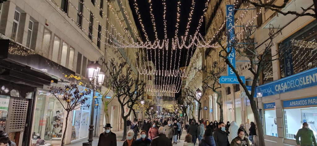 Calle del Paseo con luces de Navidad
