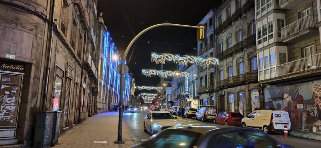 Calle progreso con luces de Navidad