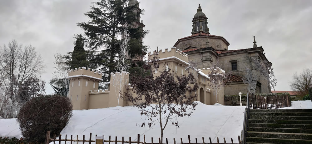 Castillo con nieve en Allariz por Navidad