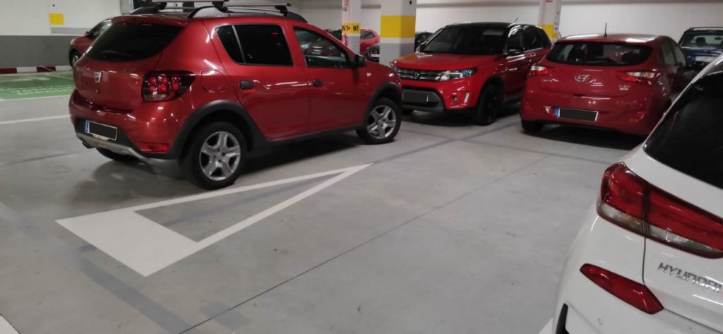 Coches mal aparcados en Leroy Merlin
