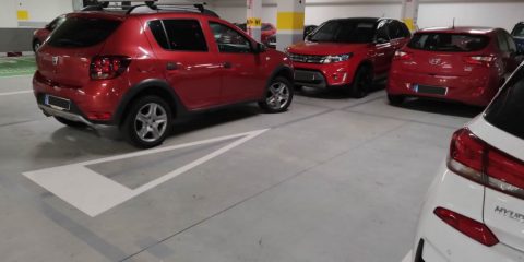 Coches mal aparcados en Leroy Merlin