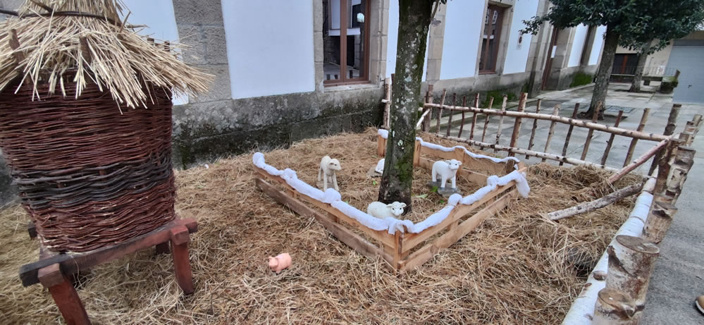 Corderos en una escena navideña en Allariz