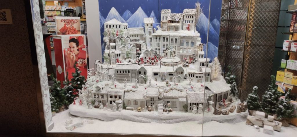 Escaparate de Navidad en farmacia del Couto
