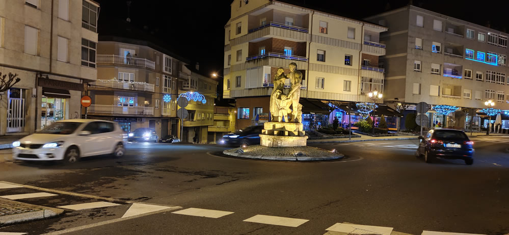 Fotos de la iluminación navideña en A Valenzá 11 Estatua de La Familia en A Valenzá