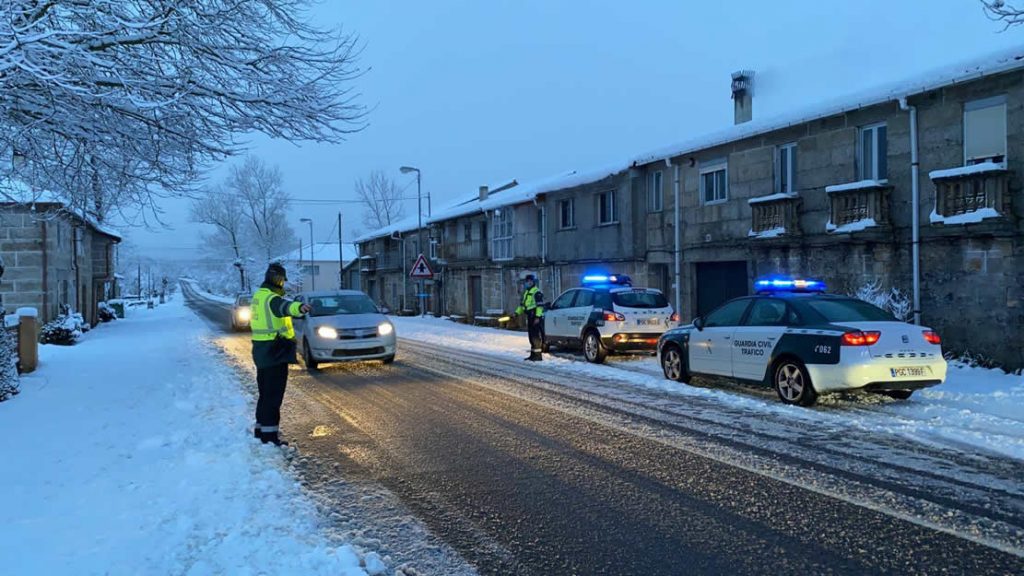 Incidencias en las carreteras ourensanas a causa de las nevadas. Consulta el estado de las carreteras 2 Guardia Civil de Tráfico y nieve