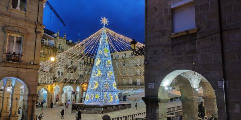 Hermosa foto de la Plaza Mayor de Ourense por Navidad