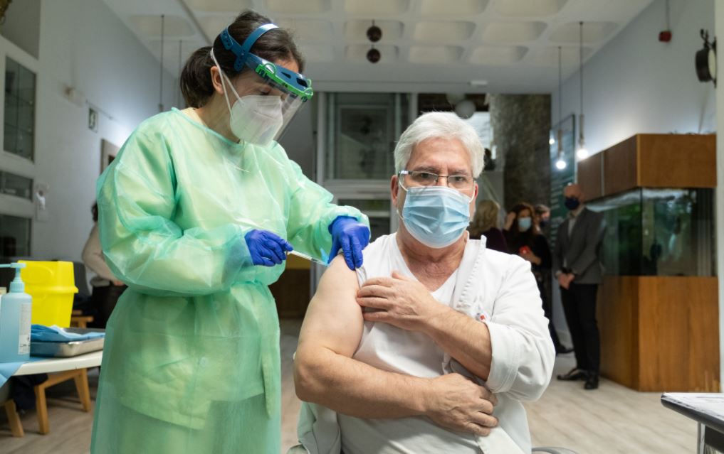 Nieves Cabo Vidal es la primera en recibir la vacuna contra el COVID 19
