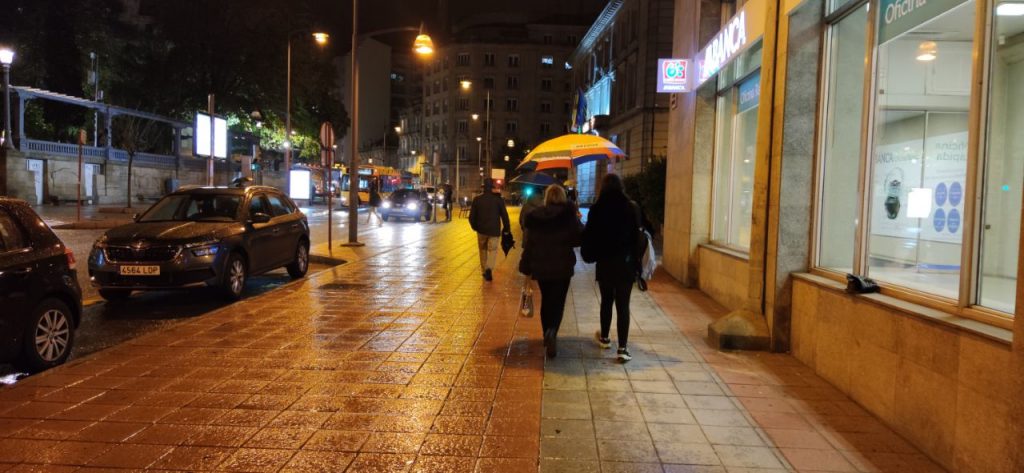 Parque de San Lázaro y centro de Ourense de noche y con lluvia