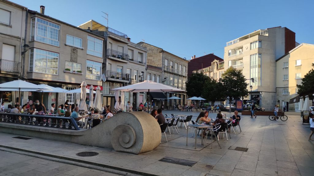 Plaza de Xinzo de Limia con terrazas