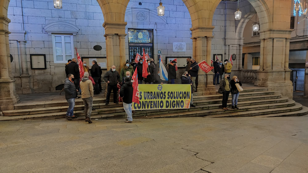 Los conductores de los urbanos de Ourense alzan la voz en la Plaza Mayor 1 Protestas en la Plaza Mayor por Autobuses