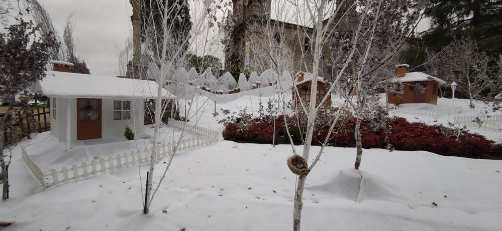 Pueblo bajo la nieve en Navidad