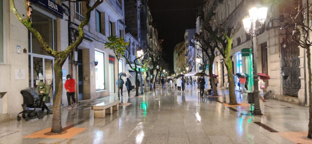 Rúa Paseo bajo la lluvia de noche
