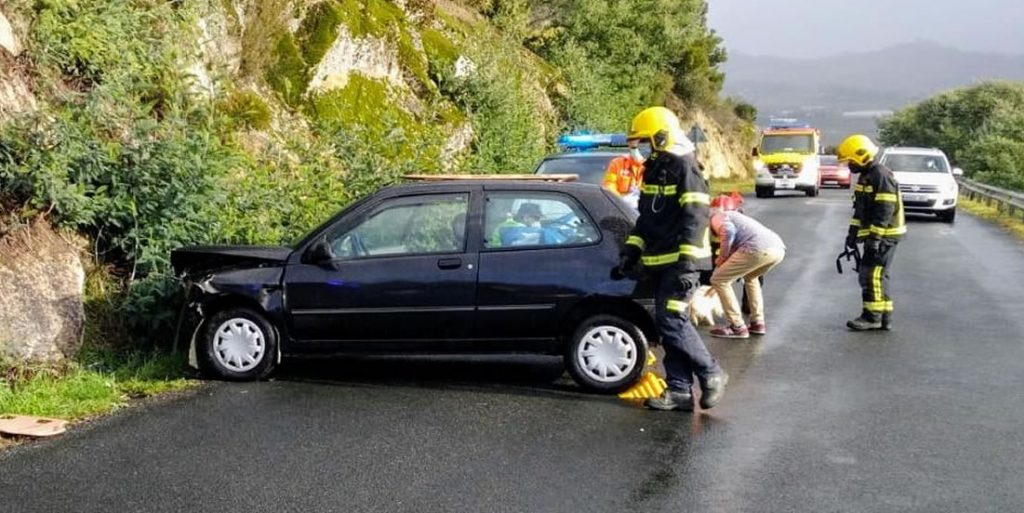 Herida la conductora de un vehículo al chocar contra un talud 1 Salida de vía en Monterrei