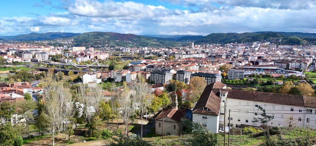 Choca en varias ocasiones contra coches estacionados en la calle Subida al Seminario 1 Vistas de Ourense desde el Seminario