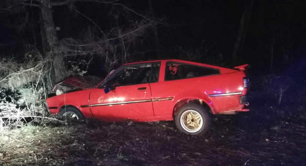 Choca contra un árbol cuando conducía ebrio, sin ITV, sin matrícula y sin seguro 1 Accidente contra un árbol