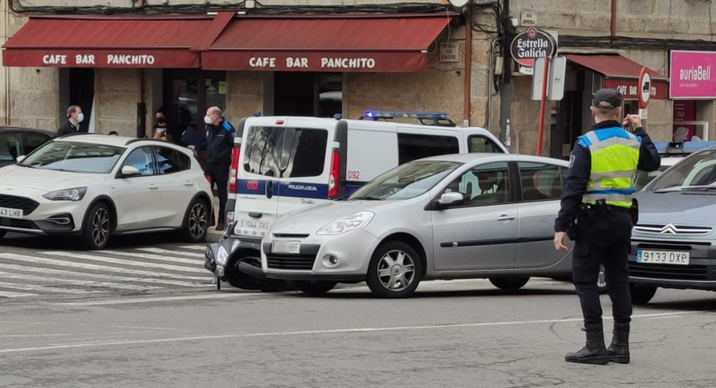 Un herido en un accidente en la calle Ervedelo 2 Accidente de moto en Ervedelo