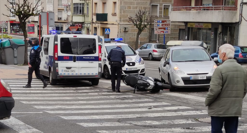Un herido en un accidente en la calle Ervedelo 1 Accidente en Ervedelo