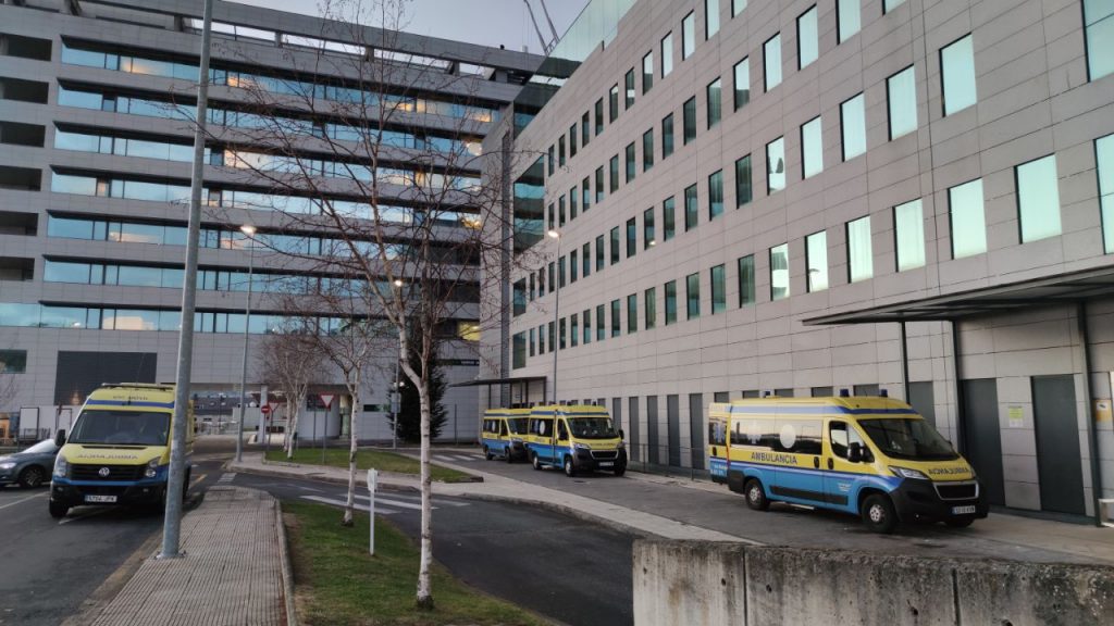 Los casos activos bajan por segundo día consecutivo en la provincia 1 Ambulancias en el Chuo de Ourense