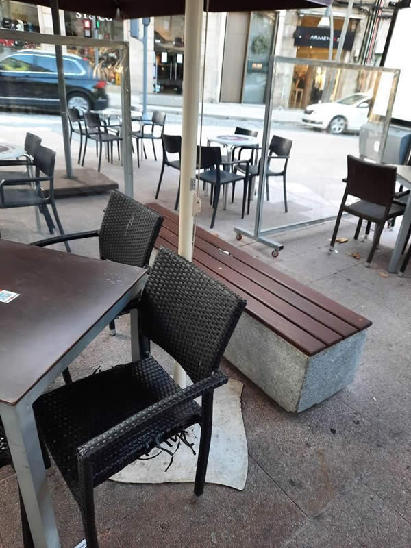 Bancos públicos en el Parque de San Lázaro