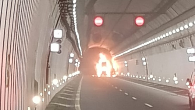 Espectacular incendio de un camión en la A-52 en sentido Ourense 2 Camión ardiendo en el túnel de A Cañiza
