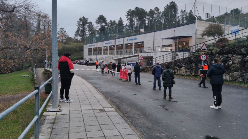 Barbadás espera los resultados de su cribado 1 Cola para entrar al Pabellón de Barbadás