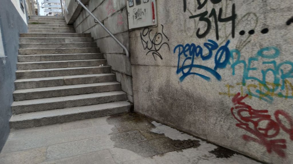 Deplorable el estado de las escaleras que unen las Burgas con la Calle Progreso 1 Escaleras As Burgas