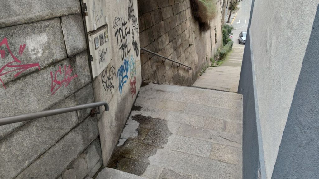 Deplorable el estado de las escaleras que unen las Burgas con la Calle Progreso 3 Escaleras de As Burgas