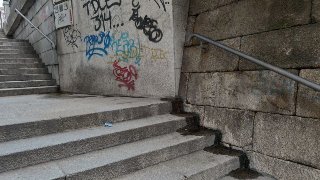 Deplorable el estado de las escaleras que unen las Burgas con la Calle Progreso 2 Escaleras de As Burgas en Progreso