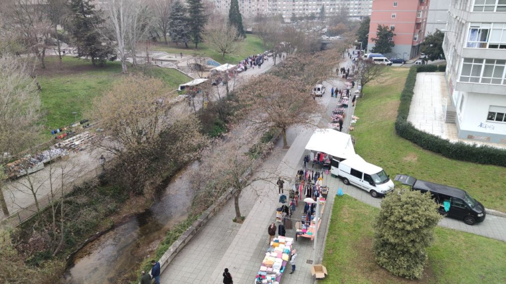Feria de Ourense desde la pasarela peatonal