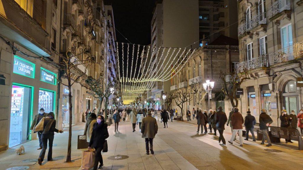 88 nuevos infectados en 24 horas, la escalada de contagios sigue imparable en Ourense 1 Gente paseando por el Paseo
