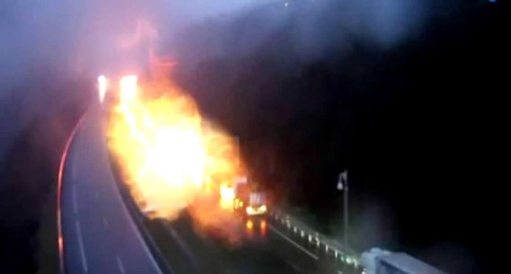 Espectacular incendio de un camión en la A-52 en sentido Ourense 1 Incendio túnel A Cañiza