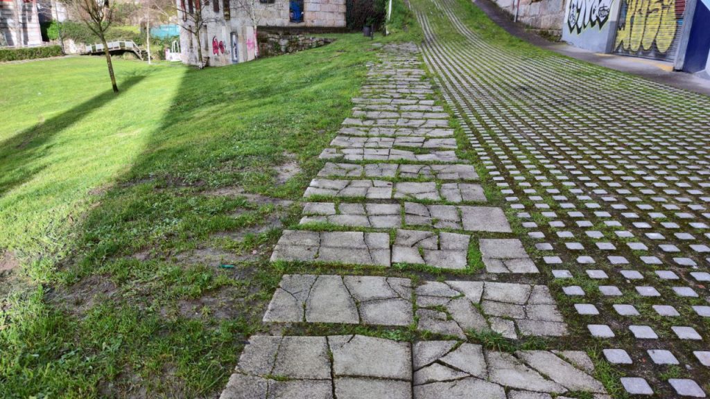 Sigue el camino de las baldosas rotas, los alrededores de La Molinera lucen impracticables 3 Losas rotas en La Molinera
